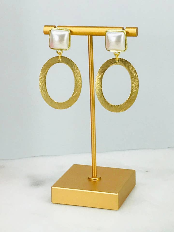 Firkantede Perleørestikker & Børstet Guld Ovale Vedhængsøreringe - E19-4877 for engroshandel hos Magnolia & Peach Jewelry Boutique, LLC