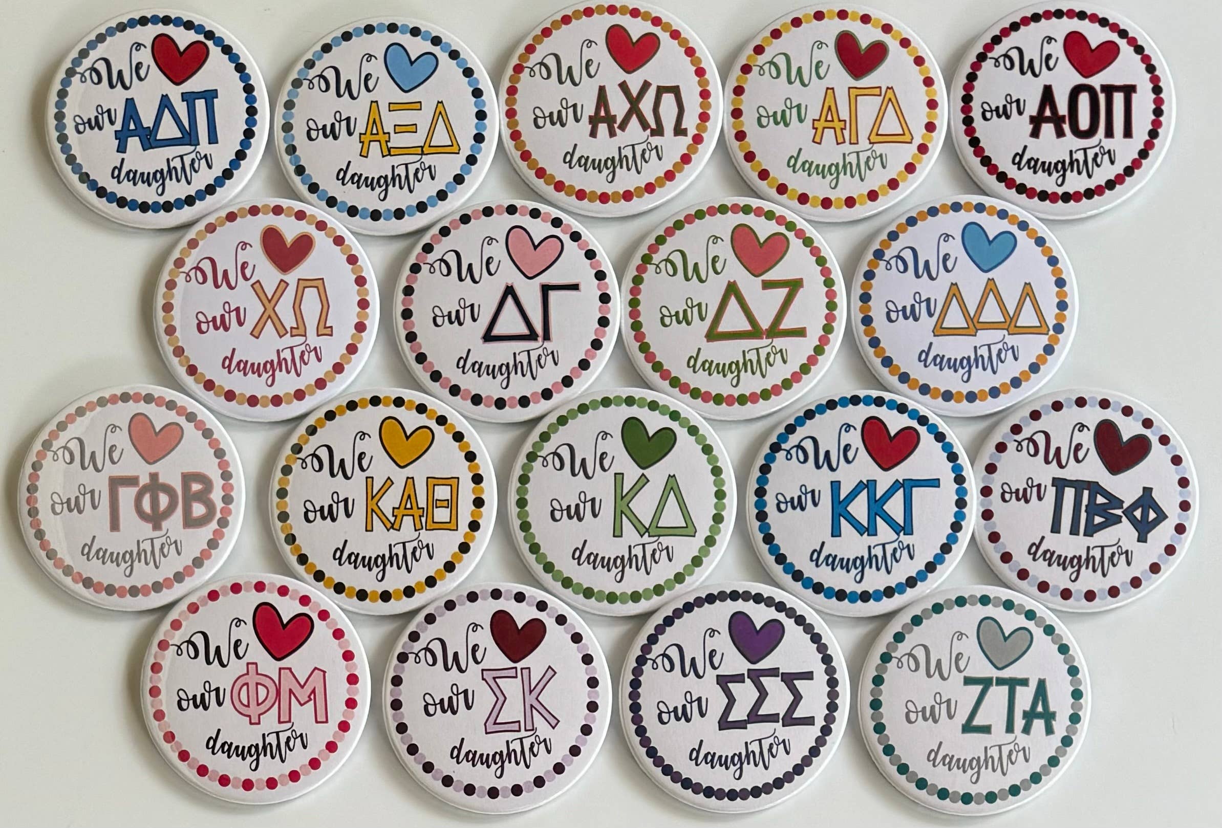 Buttongirl99 – Großhandel Anstecker/Button – 3-Zoll-Knopf „Sorority“, Motiv „Eltern“ /Love Our Daughter5