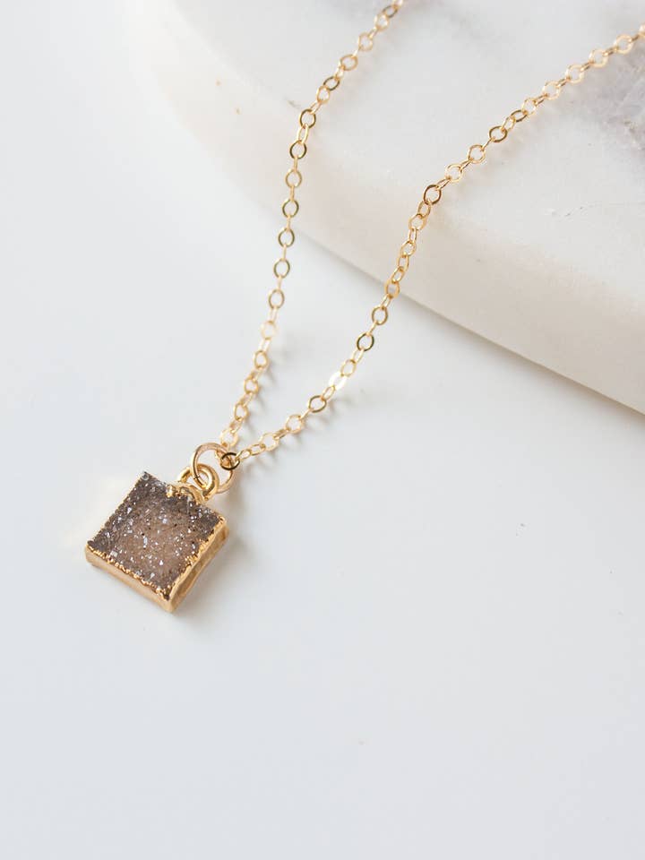 Collana con pendente Druzy Square Roxy per la vendita all'ingrosso da parte di Pure Indigo Design