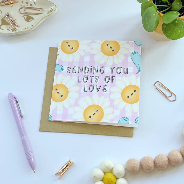 Daisy Lilac Gingham skickar dig massor av kärlek gratulationskort för wholesale av Collette Daisy Designs Co