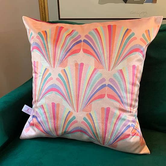 Coussin en velours coquille rose pastel pour la vente par Chloe croft London limited