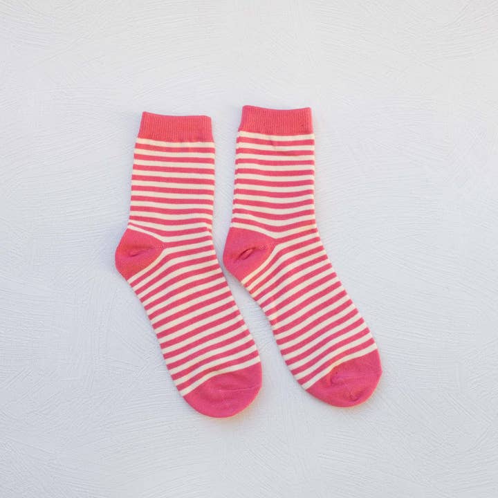 Chaussettes décontractées à fines rayures pour la vente par Tiepology