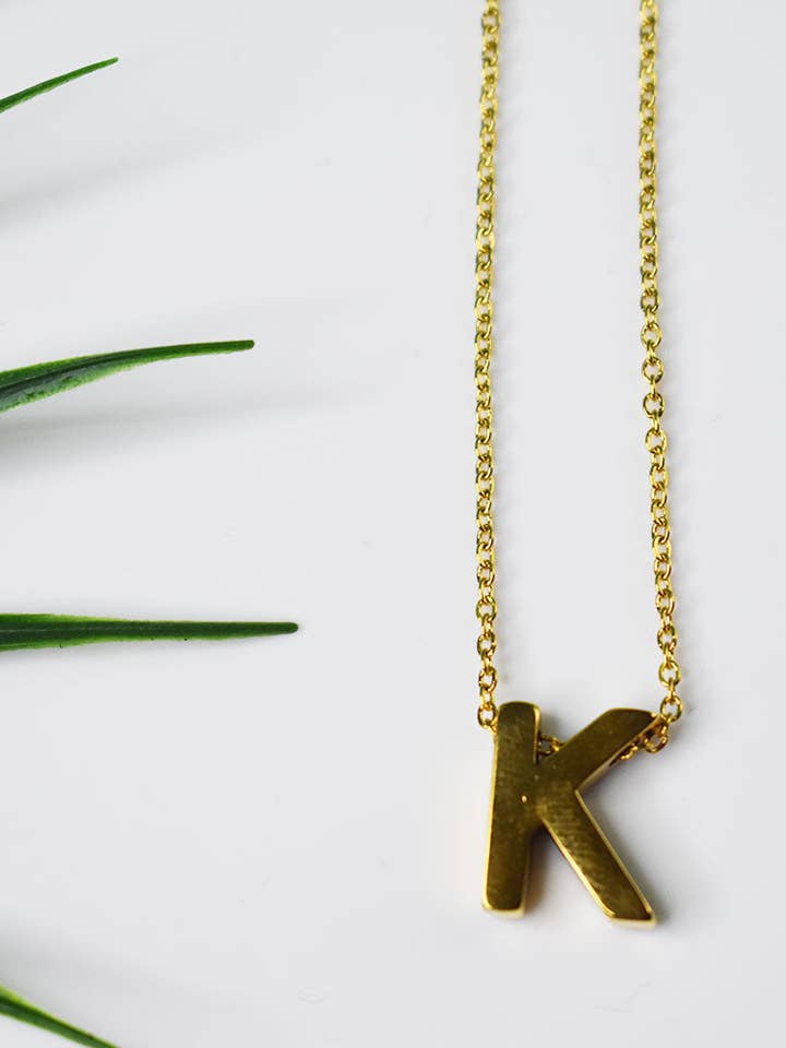 K indledende vedhæng halskæde for engroshandel hos Feline Jewelry Studio Universe