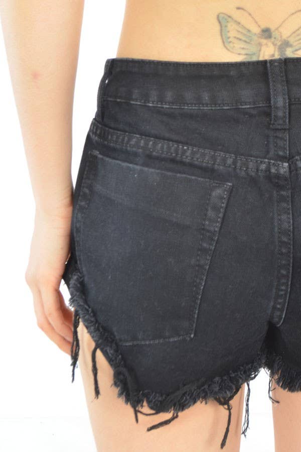 DENIM NERO Shorts di jeans tagliati con ricamo di gru e rose S8133G in vendita all'ingrosso su Faire7