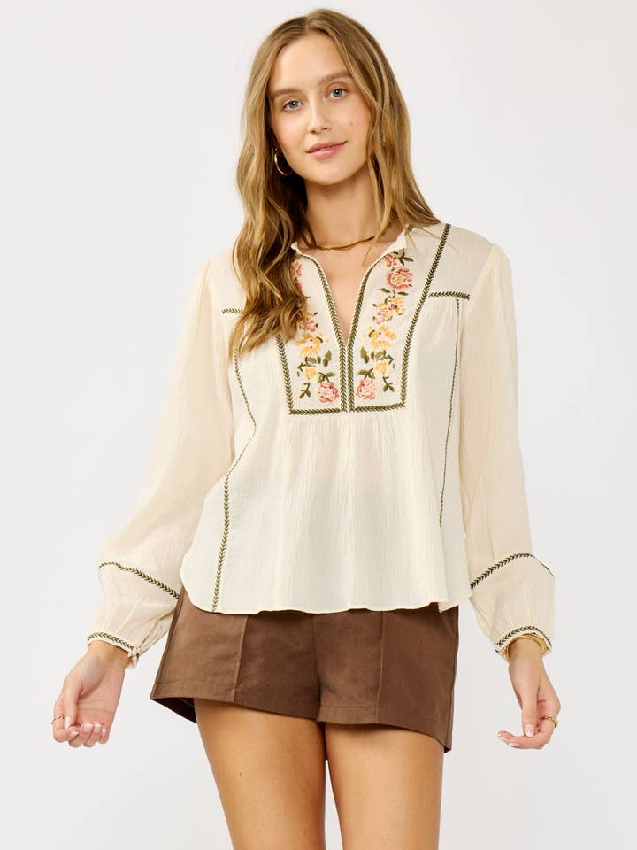 Blouse en coton brodée à manches longues et col fendu pour la vente par Lovestitch