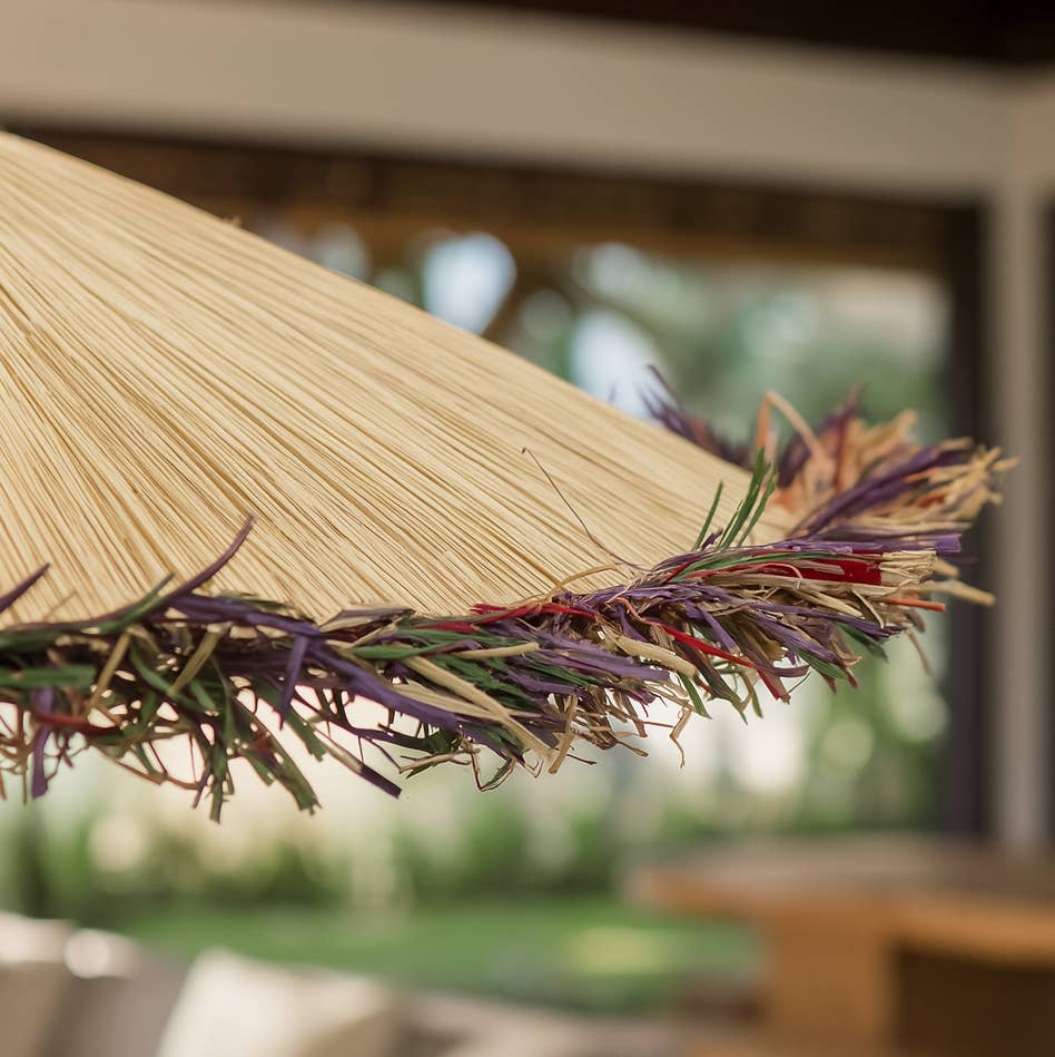 Now's Home - Wholesale Kroonluchter/hangend licht - Hanglamp van natuurlijke raffia met gekleurde franjes 70 cm diameter Belaga3