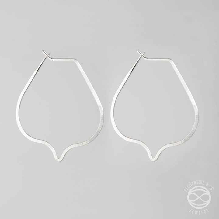 Boucles d'oreilles Pi - Lotus pour la vente par Clementine & Co. Jewelry