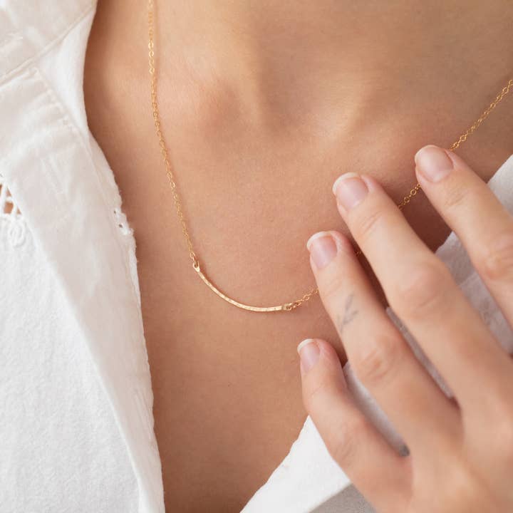 Guldfylld Curved Bar-halsband för wholesale av Thira Jewelry