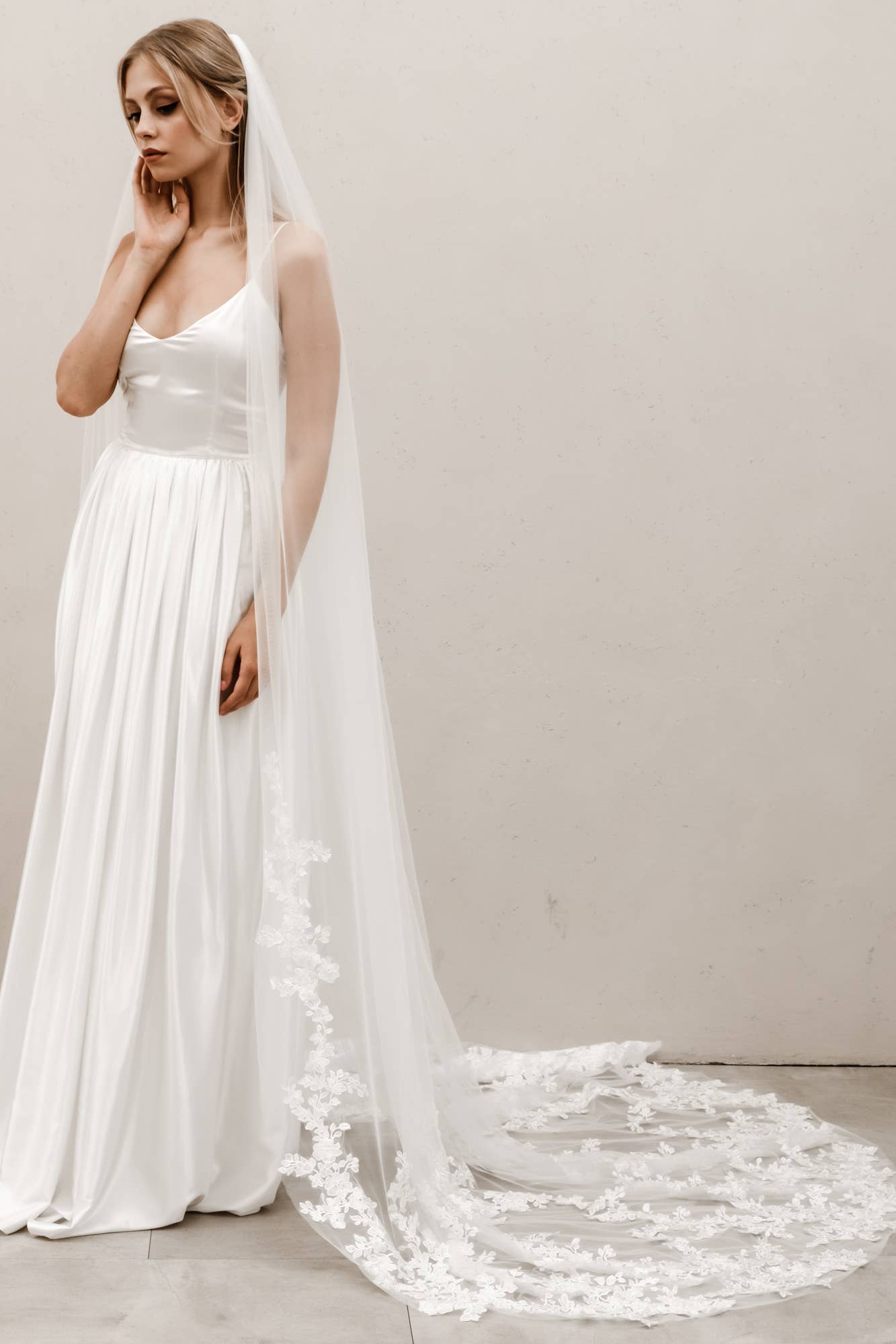 Heirloom Bridal Company - Wholesale Veil - Women's - Dramatic Floral Veil V0041