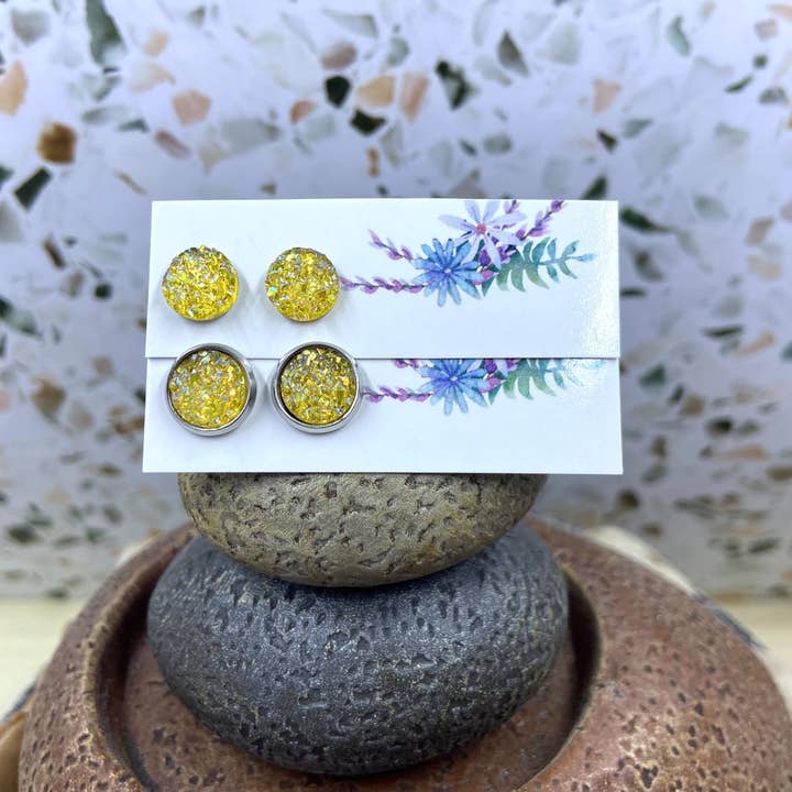 Gul Faux Druzy Studs för wholesale av Only Once Originals