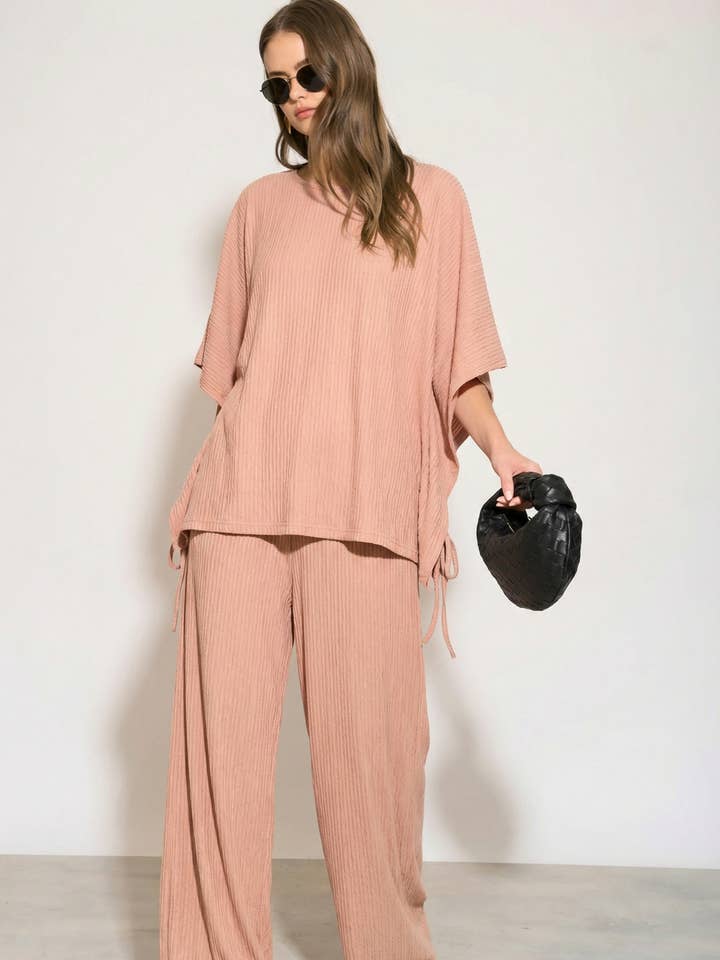 Extra grote comfortabele top van stretchjersey en broek met relaxte pasvorm voor wholesale door CY FASHION. LONDON