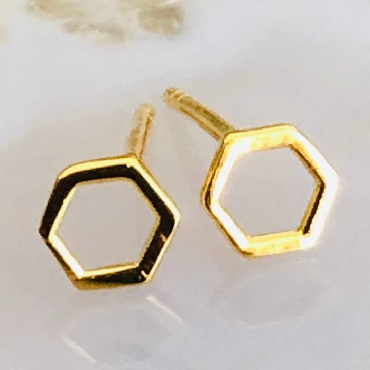 Sechskant-Ohrstecker aus Sterlingsilber oder 18 Karat Gold für den Großhandel von Howling Dog Artisan Jewellery