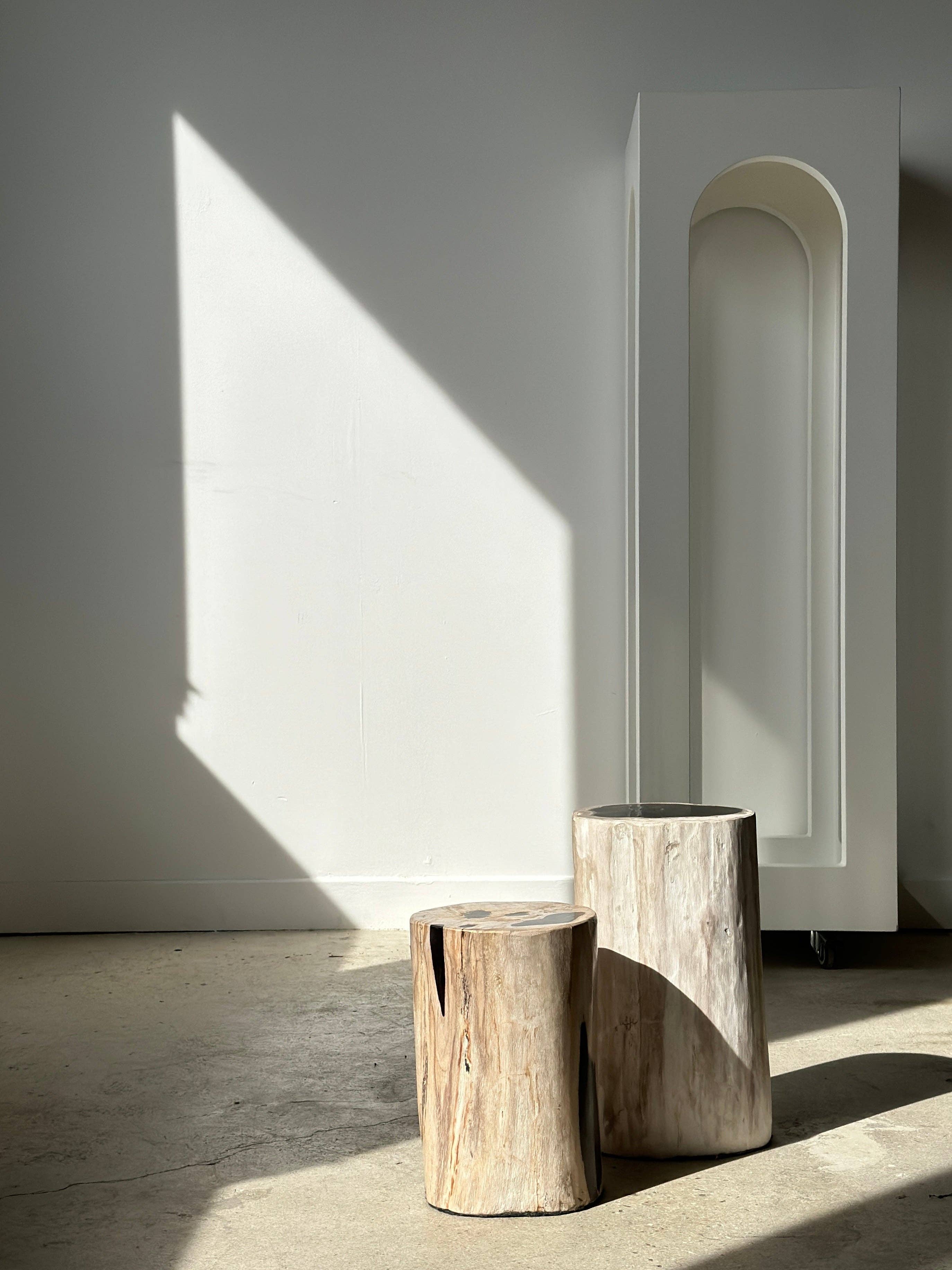 Office Objets - Wholesale Side Table - White petrified wood side table with black spots H:27.5 D:1868