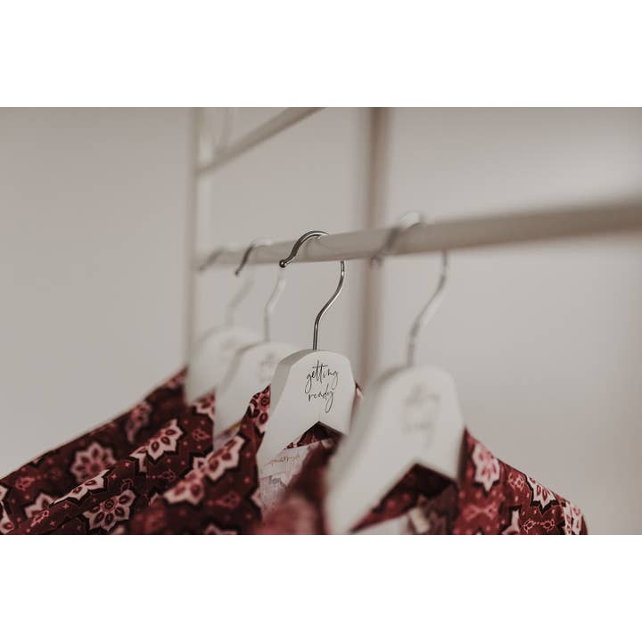 shopandmarry – wholesale Galgar – Getting Ready trä galgar i vitt med guld bokstäver |