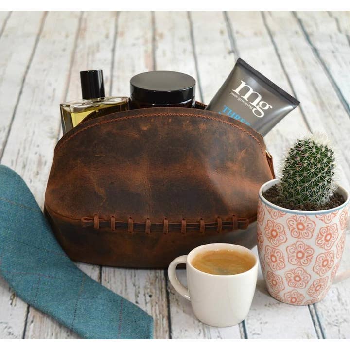 Hydestyle London – wholesale Toiletry bag – men's – Venator Distressed Leather Rugby Ball Wash Bag4