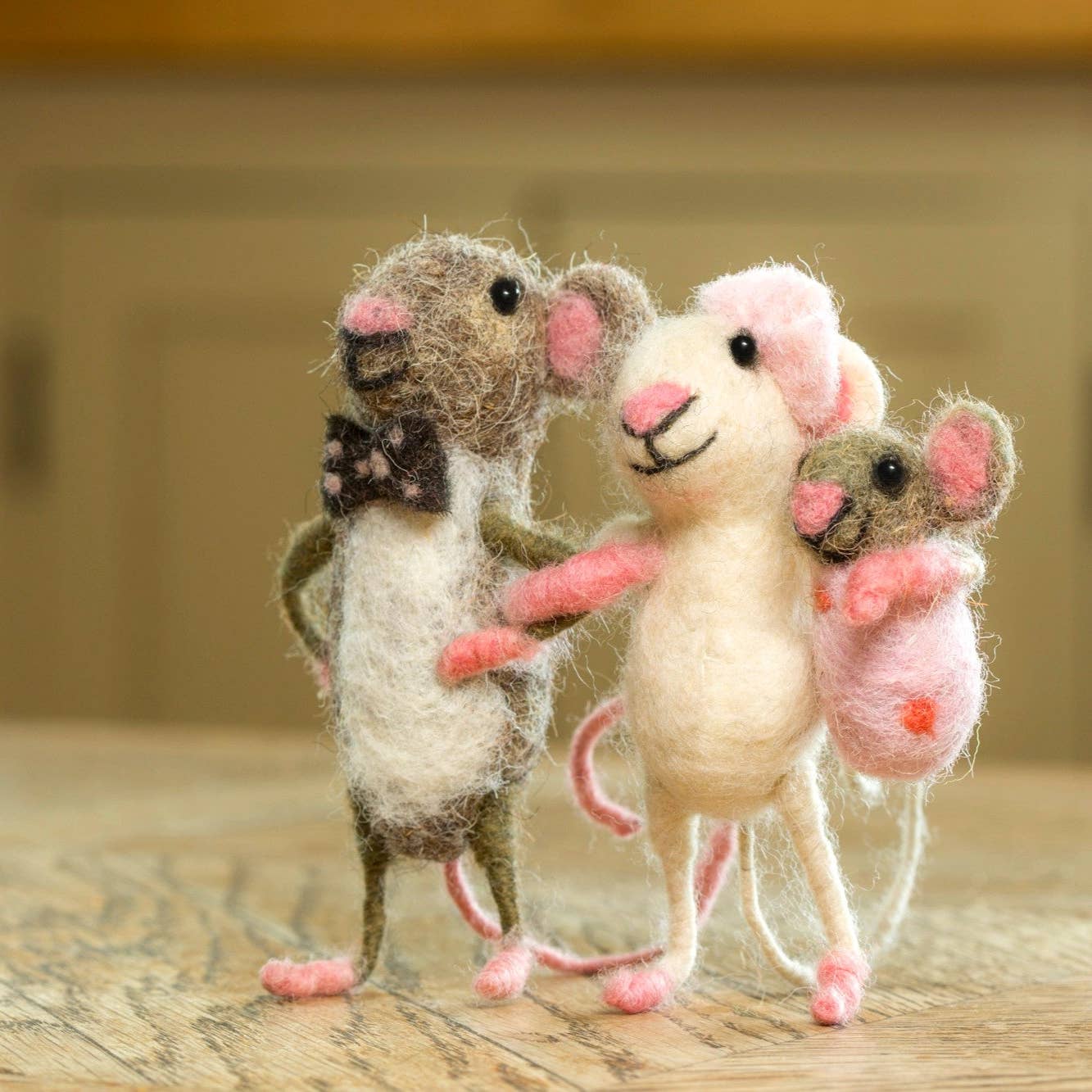 Sew Heart Felt – wholesale Decorative tabletop object – Mummy and Daddy  Mice Carrying Baby Girl2