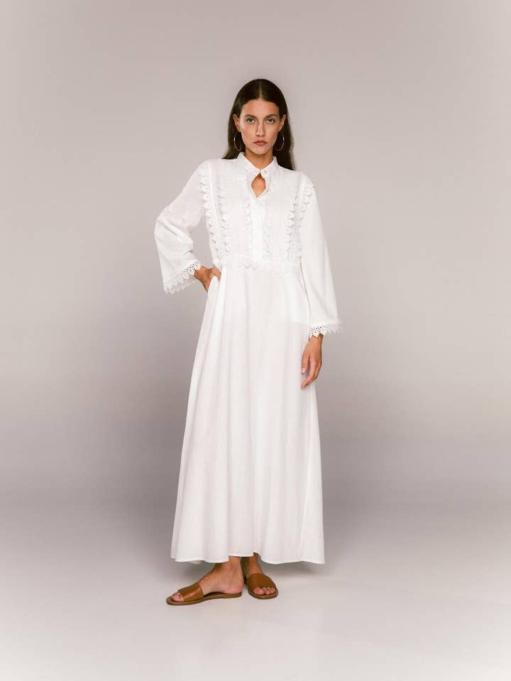 Abito in lino con pettorina in pizzo. per la vendita all'ingrosso da parte di simona bonacci