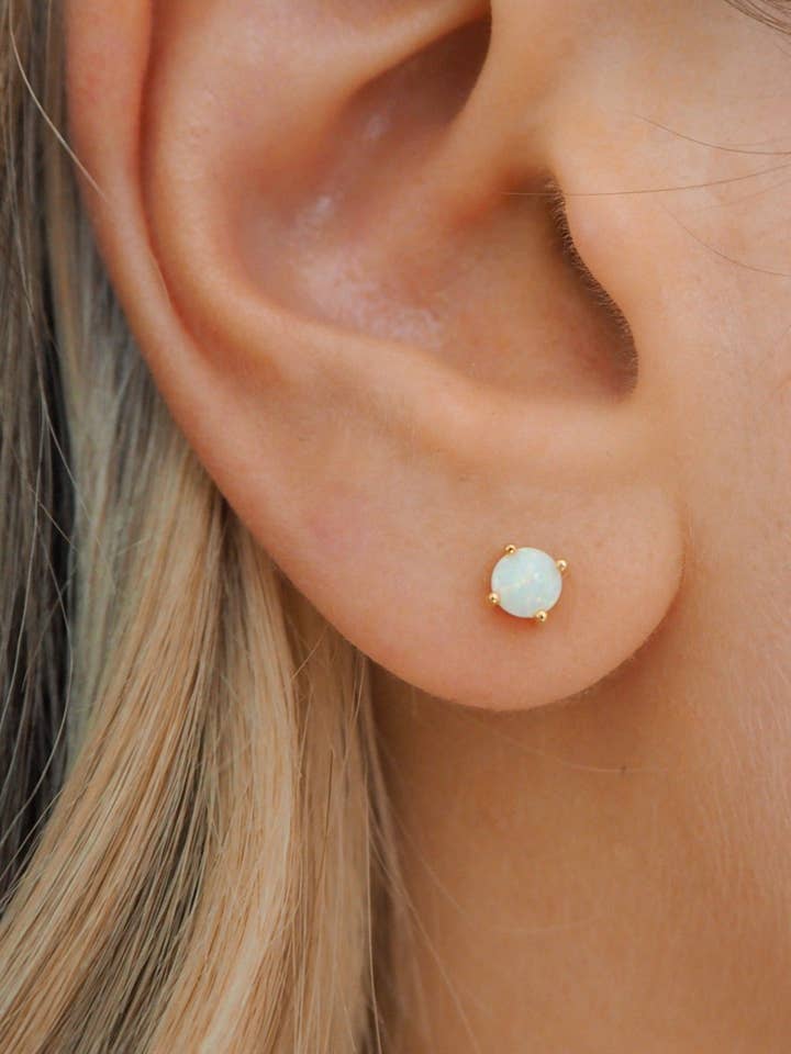 Borchie in opale | Bianco per la vendita all'ingrosso da parte di JacqMaria Jewelry