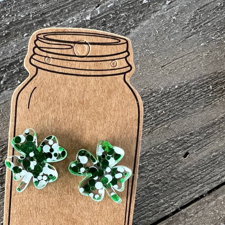 Clous d'oreilles à tige en forme de trèfle à pois verts en forme de Saint Patrick pour la vente par Jill's Jewels