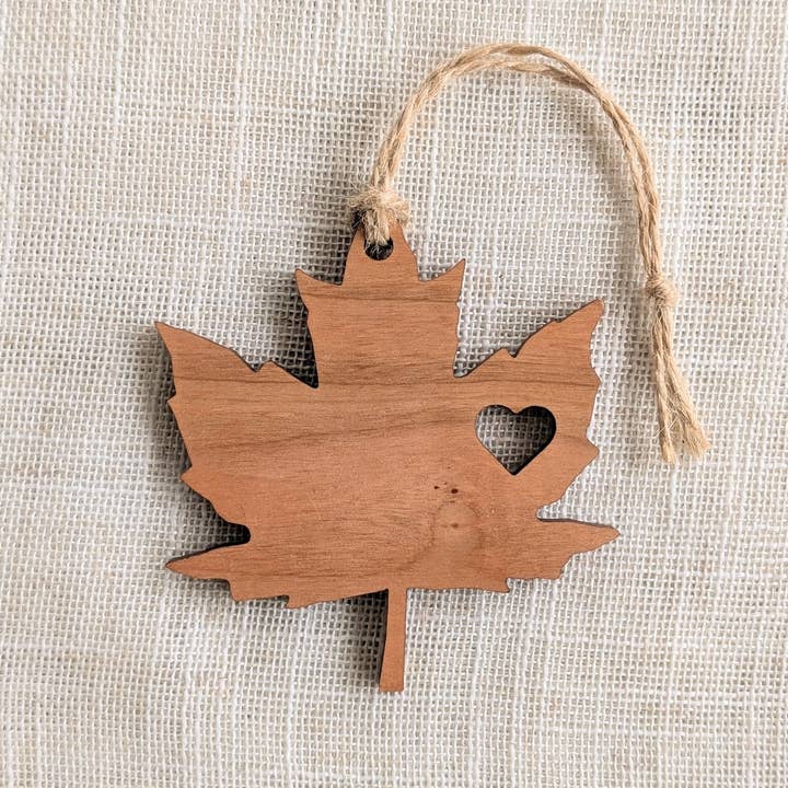 Adorno de madera con forma de hoja de arce y corazón - Hecho en Canadá para venta al por mayor de Foxwood Gifts Canada