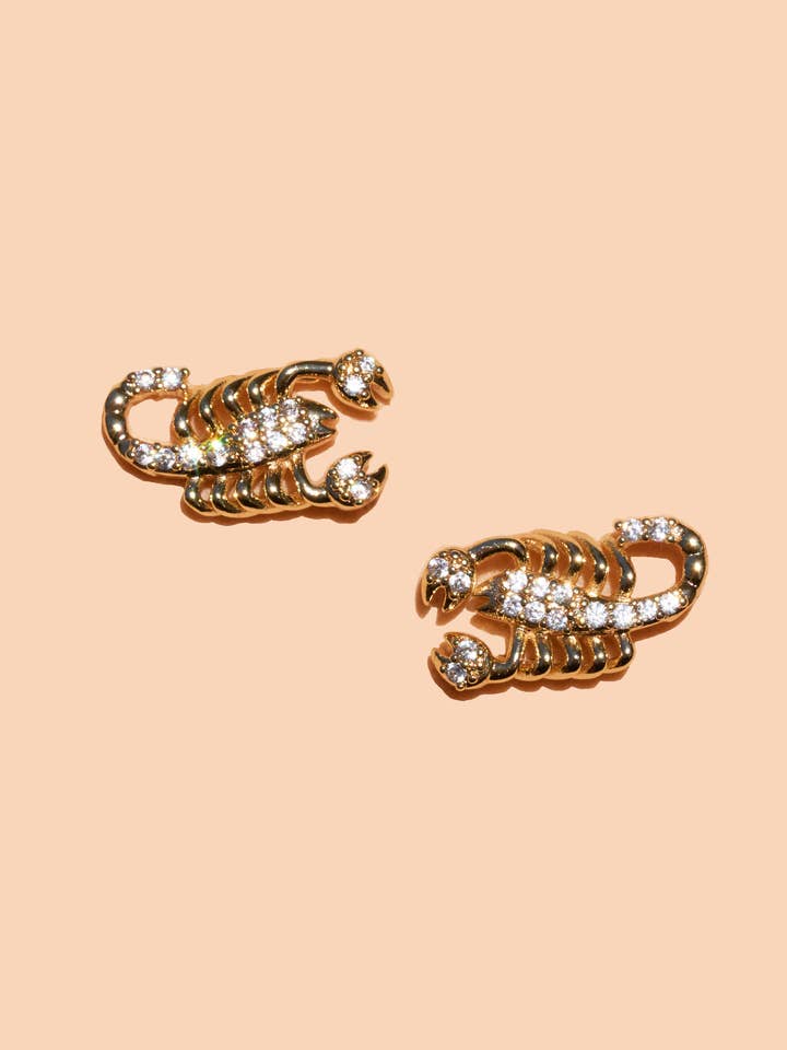 Orecchini a forma di scorpione scintillante - Placcati in oro 18K per la vendita all'ingrosso da parte di Peter and June