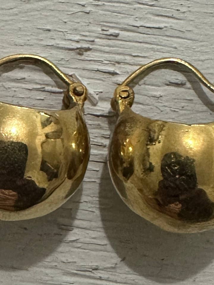 Petites boucles d'oreilles Huggies en laiton pour la vente par The Curator