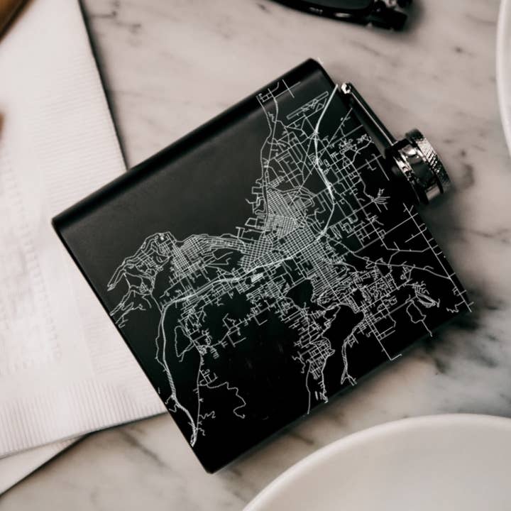 Flasque Bellingham WA Map en noir mat pour la vente par JACE.design