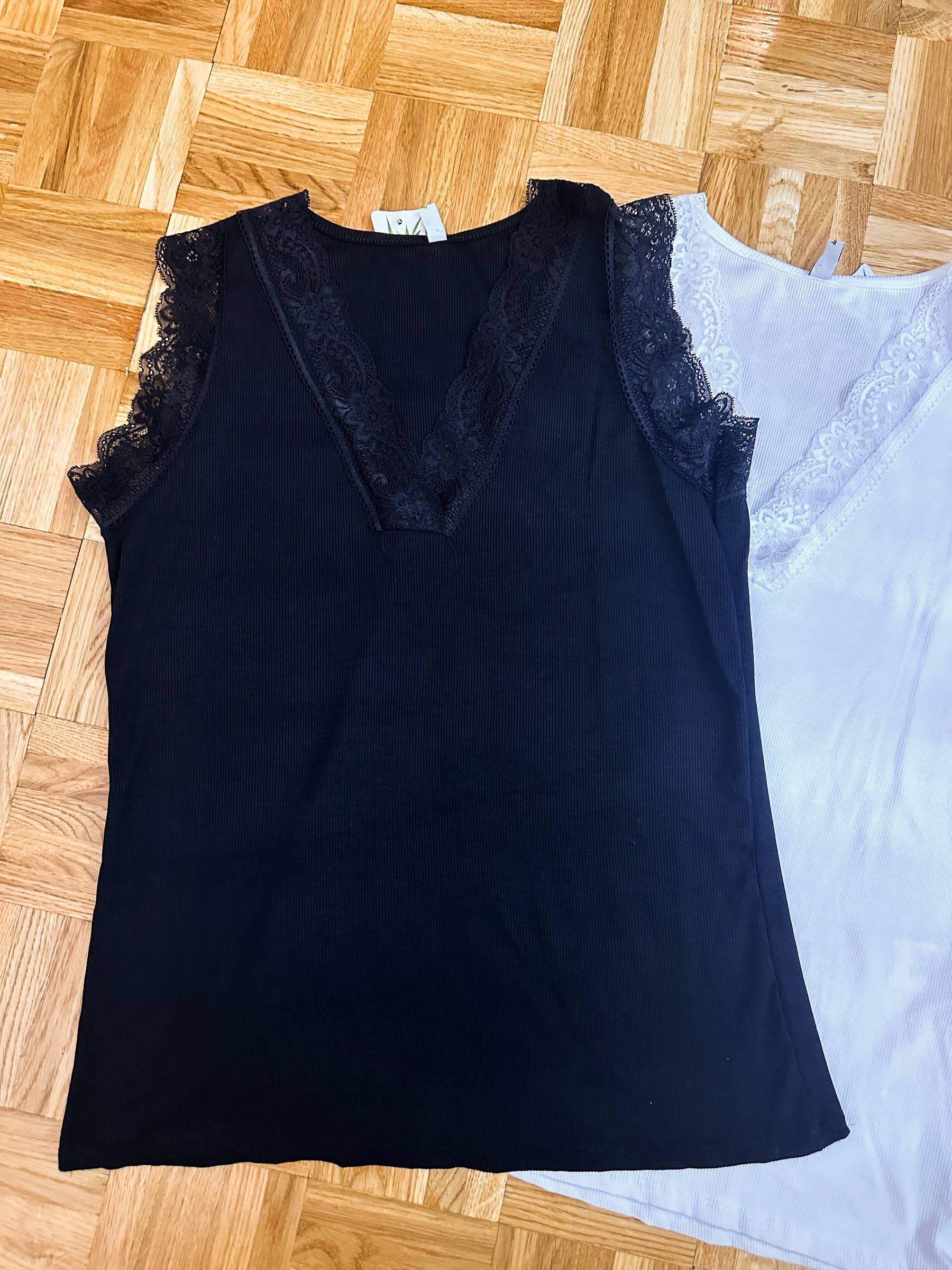 ZAFA PARIS – Engroshandel Tanktop – Kvinder – ZAFA PARIS ribbet top med V-hals og blonde i plus size0