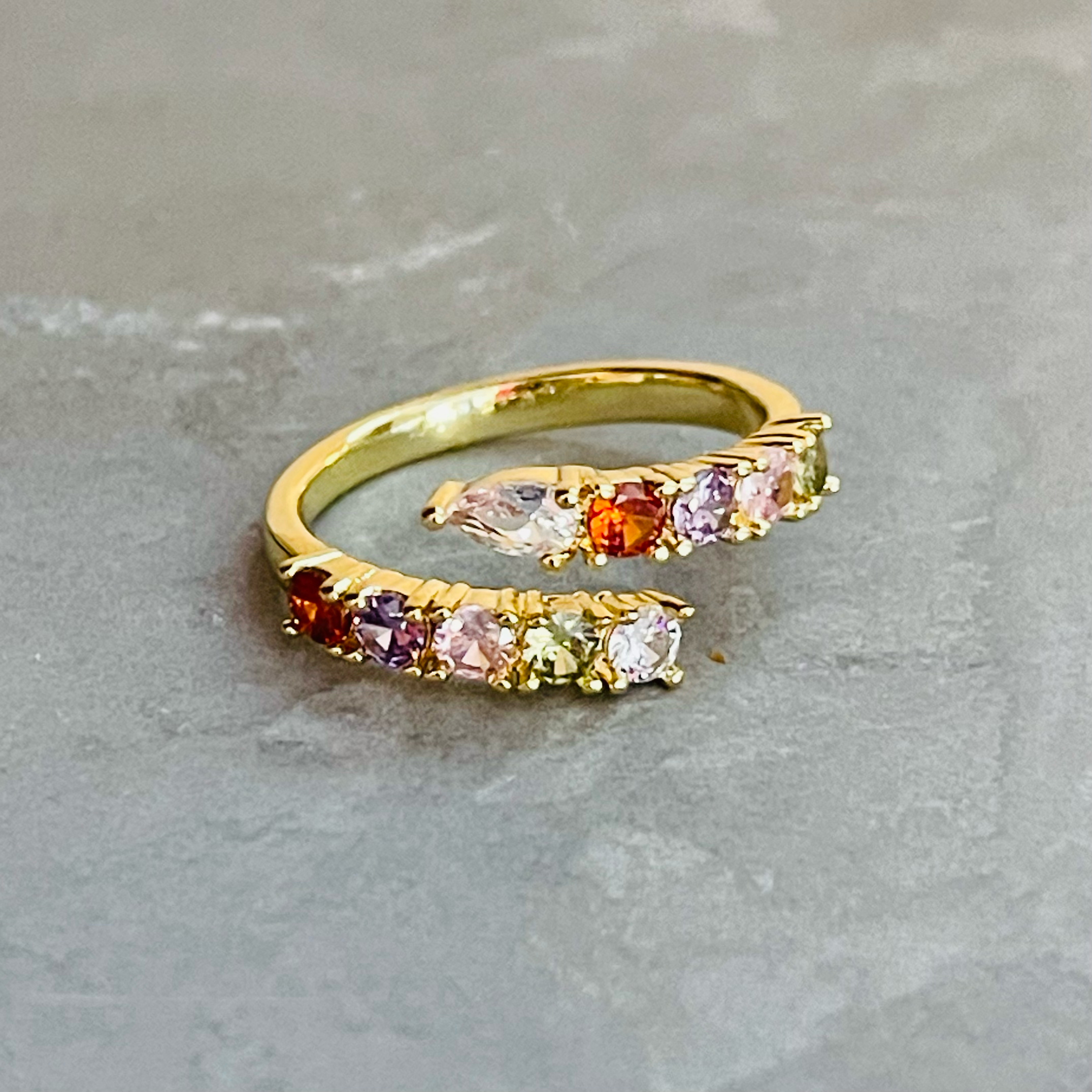 Loli - Vente Bague avec plusieurs pierres - La bague ajustable en pierre précieuse étincelante et colorée est une vibrante0