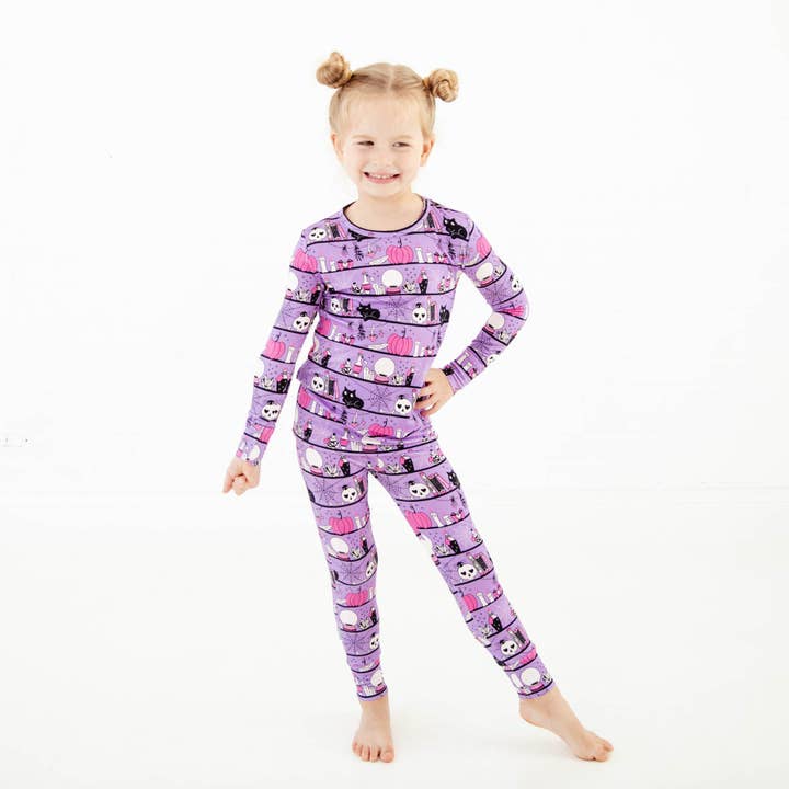 Ensemble de pyjama deux pièces en bambou A Drop Of Magic pour Halloween - Violet pour la vente par Dreamiere
