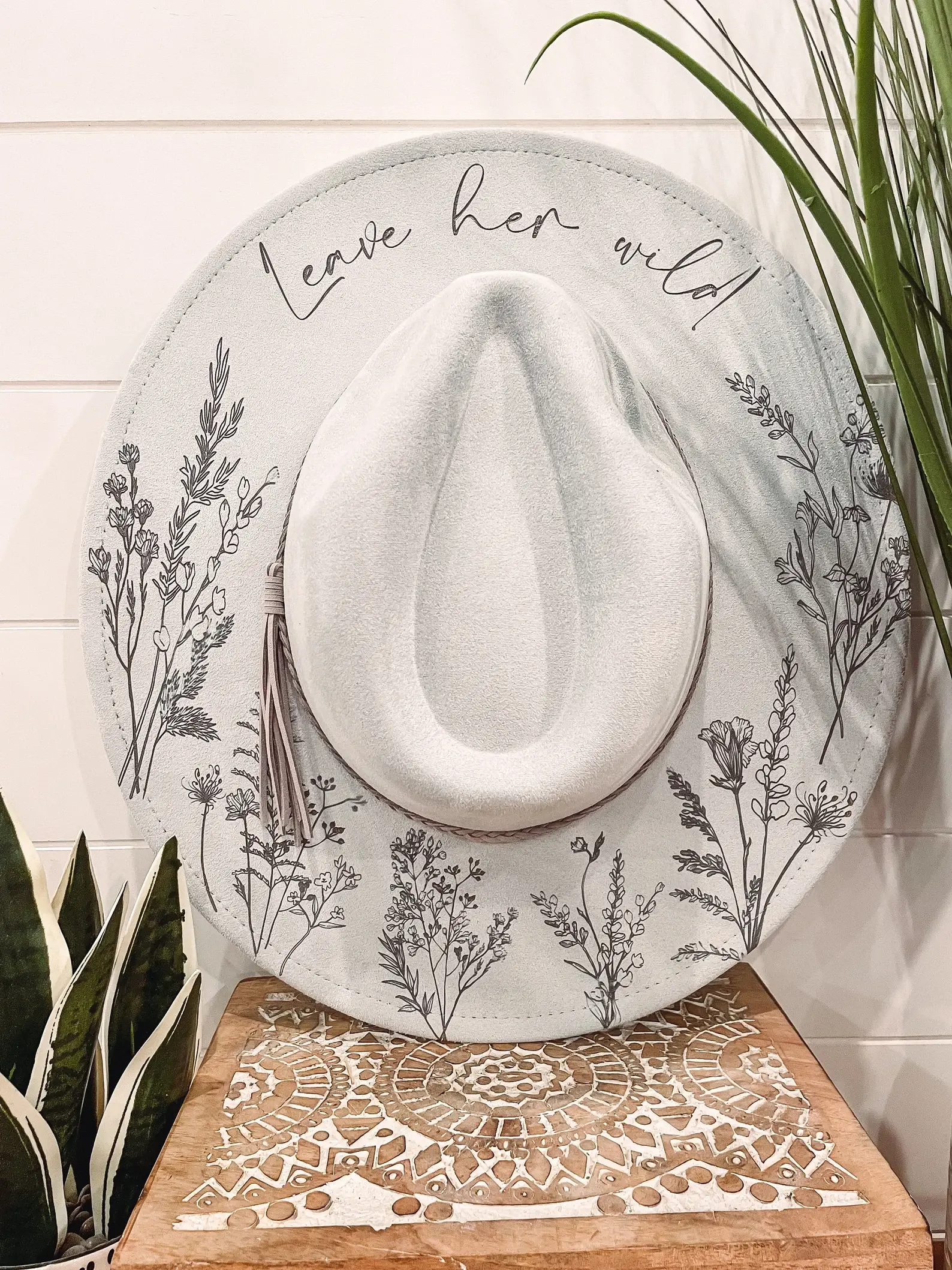 Willie & Dolly Designs - Vente Chapeau en feutre - femme - Chapeau gravé floral2