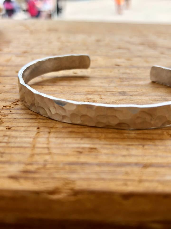 Polsino magro martellato argento per la vendita all'ingrosso da parte di Rising Dawn Boutique