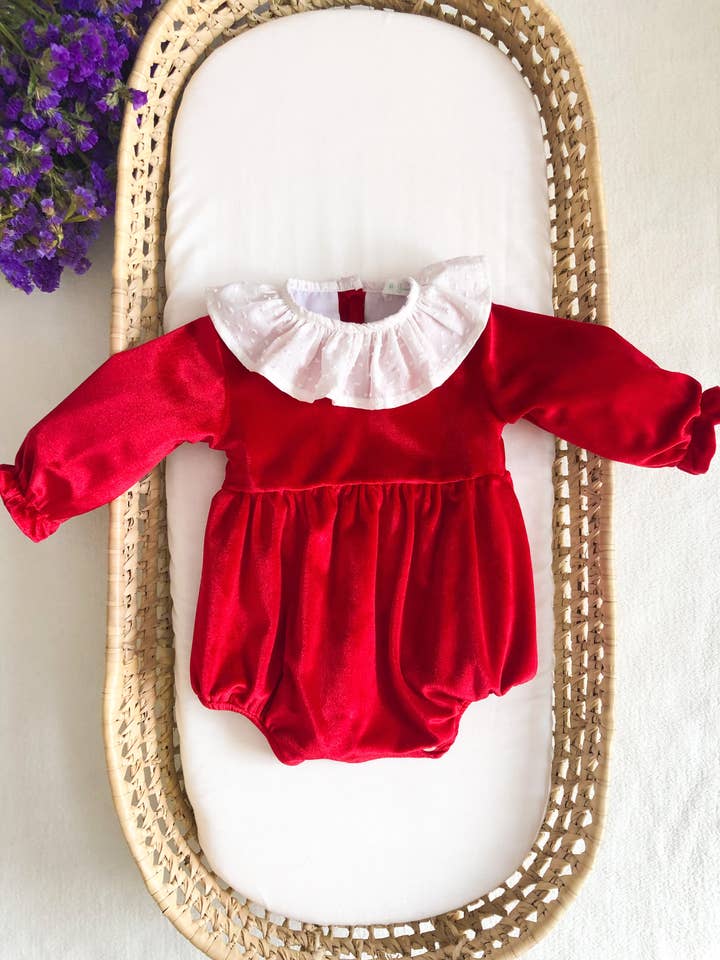 Sød rød fløjlsoveralls med plumeti-krave for engroshandel hos Maria Jasmim Baby & Child