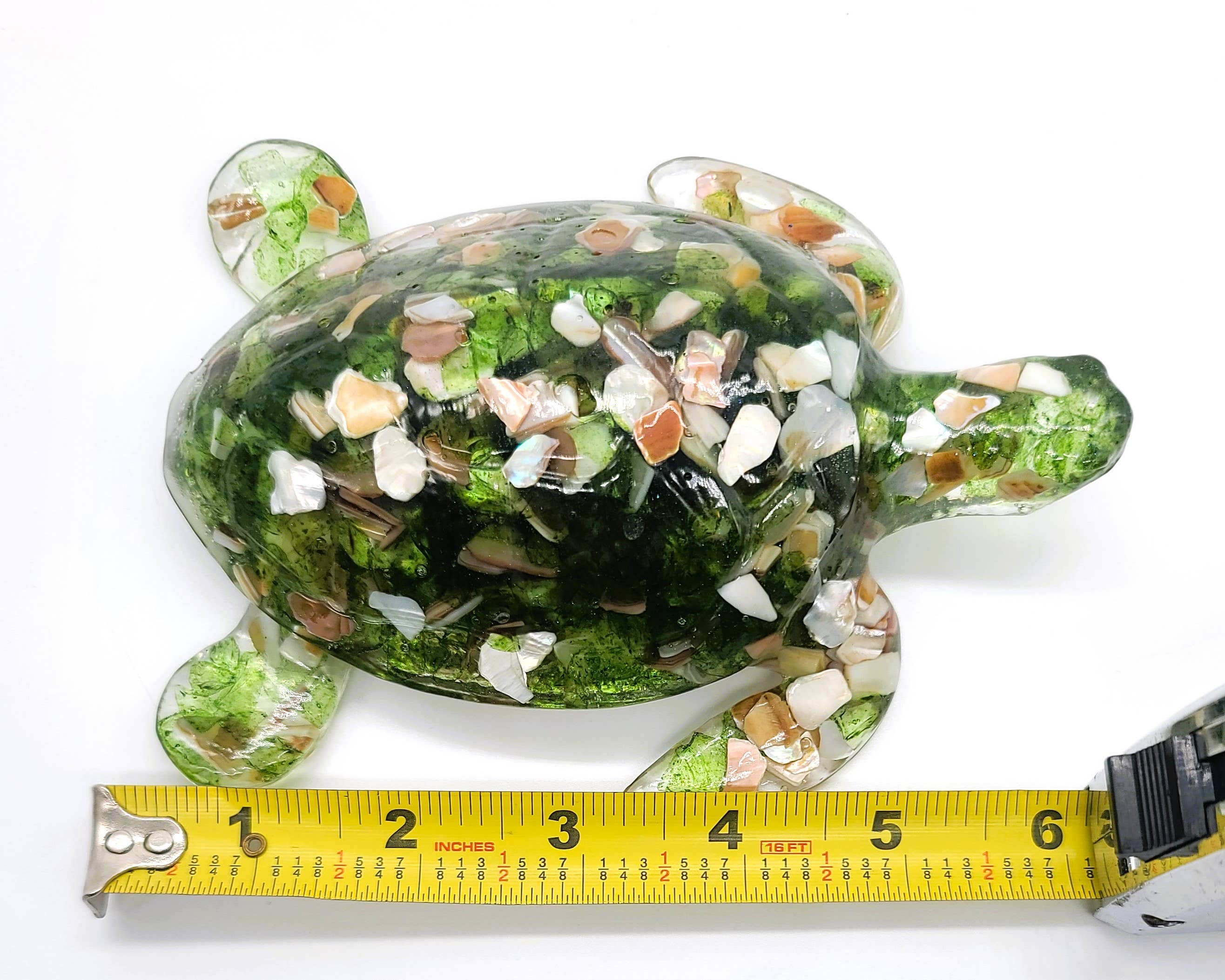 JEMS of the Sea – Engroshandel Pyntefigur – Harpiks havskildpadde figur - Lavet med grønt havglas og muslingeskaller8