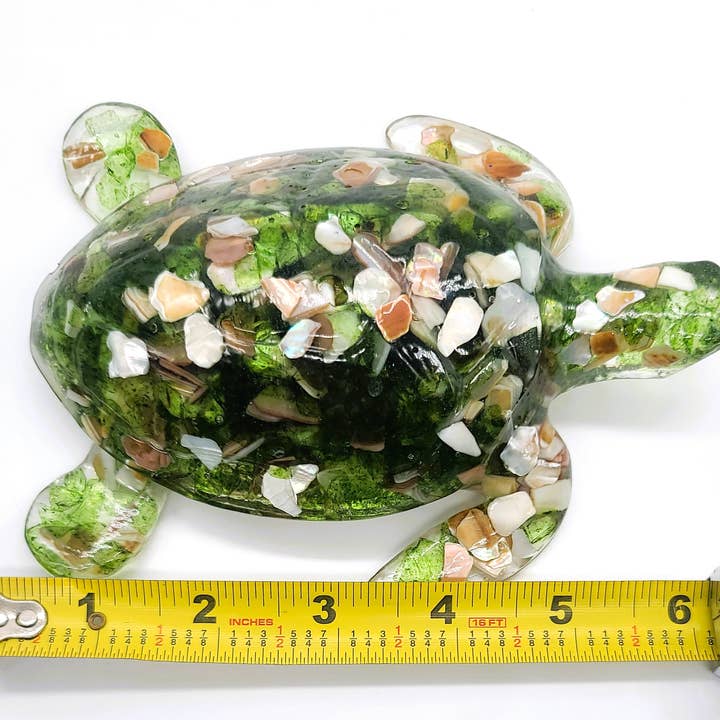 JEMS of the Sea – Engroshandel Pyntefigur – Harpiks havskildpadde figur - Lavet med grønt havglas og muslingeskaller8