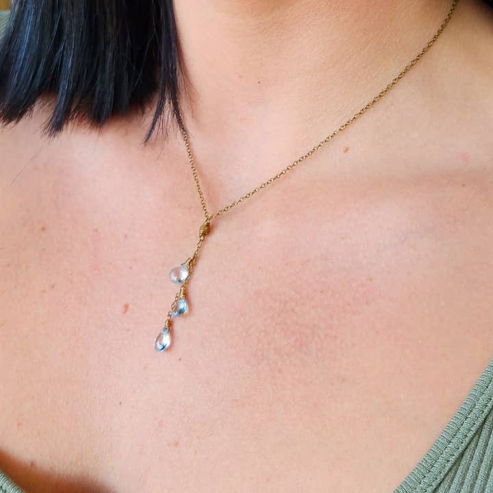 Collier en Y Dainty avec triple topaze bleue pour la vente par Edgy Petal Jewelry