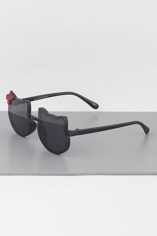 MIX KIDS Hello Kitty Sunglasses for wholesale on Faire1