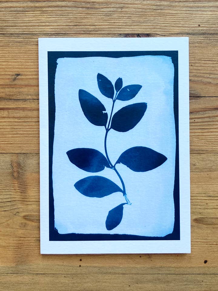 'Honeysuckle Negative' botanische blauwe wenskaart voor wholesale door Made By McDuff