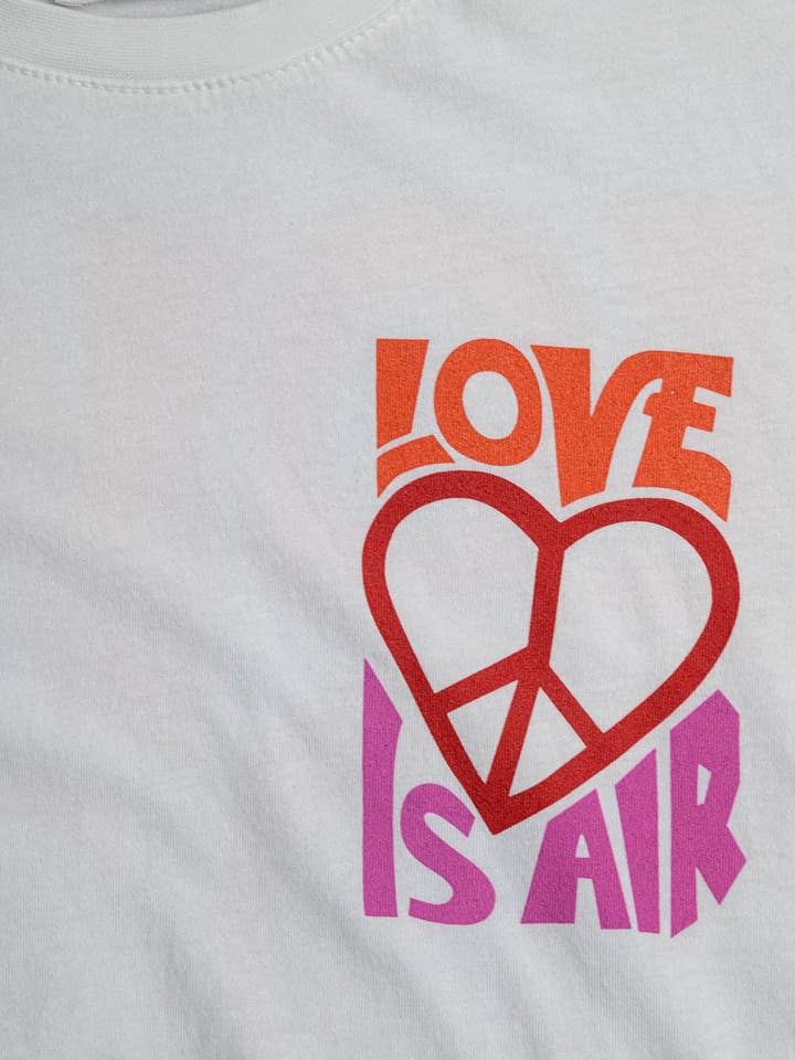 WIT Wit T-shirt met Love is Air en Hart met Peace-logo voor groothandel op Faire8