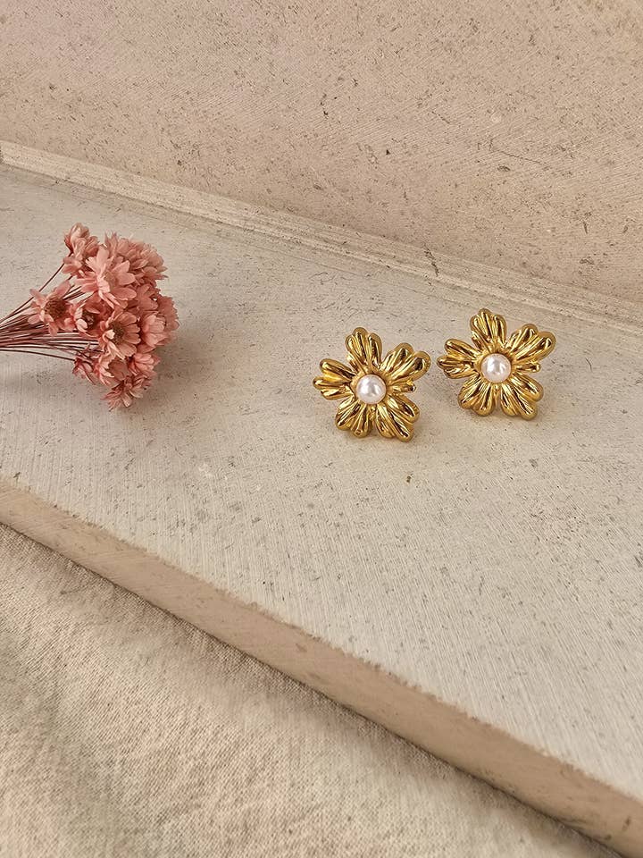 Orecchini Fiore di Perla per la vendita all'ingrosso da parte di What Goes Around