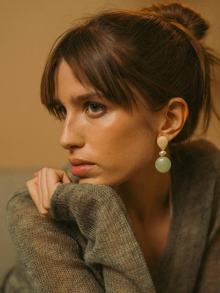 Monte-Carlo øreringe med 24K guldbelægning, ædelsten og perle for engroshandel hos Sofia Godinho