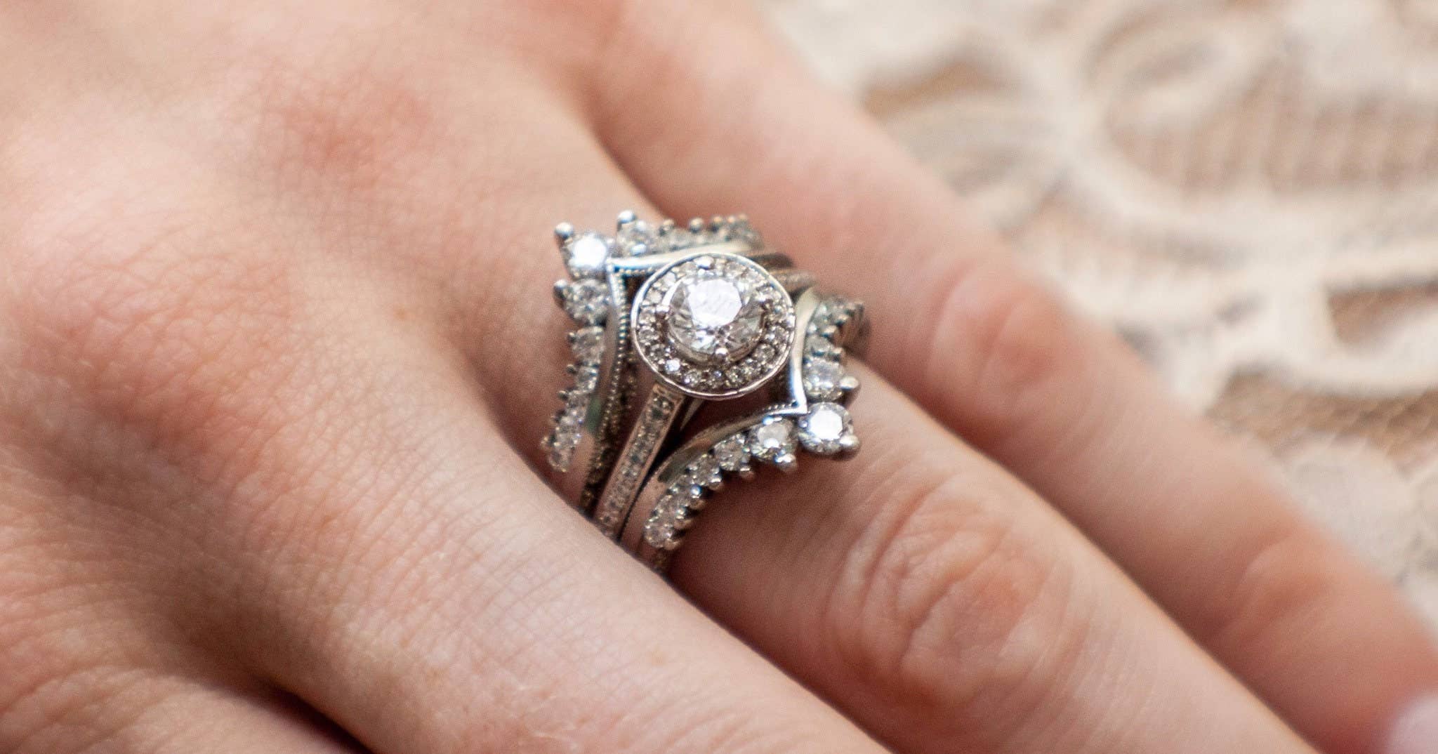 TwoBirch – Großhandel Ehering/Ring – Chevron-Ringschutz aus Sterlingsilber mit kubischem Zirkonia6