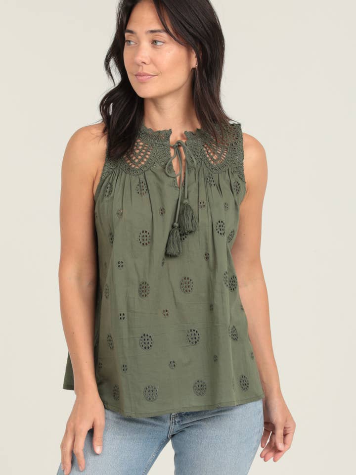 C4J23-EMB ØJENHULS BRODERET BLONDE YOKE TANKTOP for engroshandel hos Nostalgia