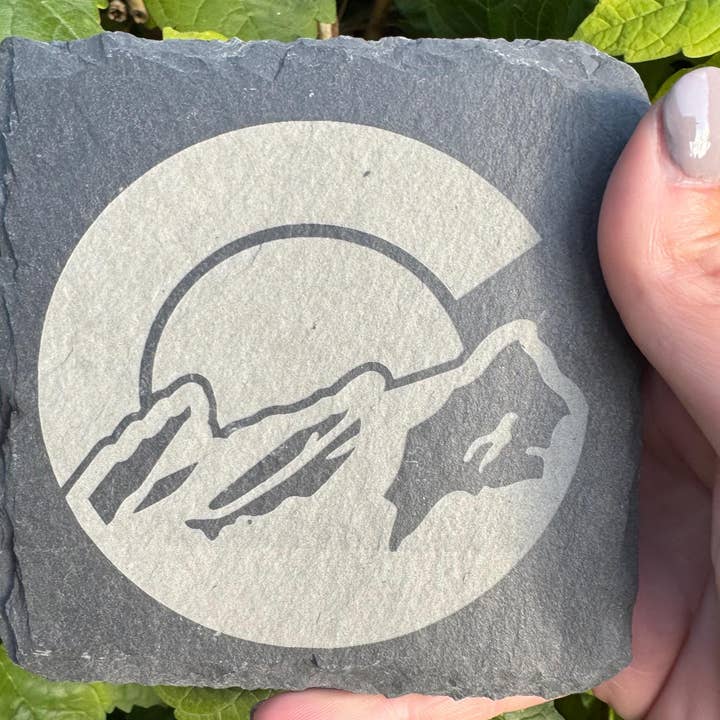 Set med 4 skifferunderlägg | Colorado-flagga med berg | Lasergraverad | Fyrkantigt underlägg | Bröllopsgåva | Naturälskare | Colorado-gåva för wholesale av Redneckbougie Co