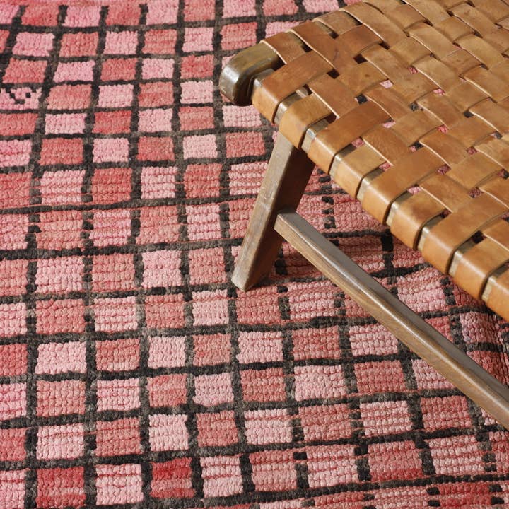 MUSMUSRUGS - Wholesale Area Rug - Pink Checkered Moroccan Wool Rug – Berber Grid Design2
