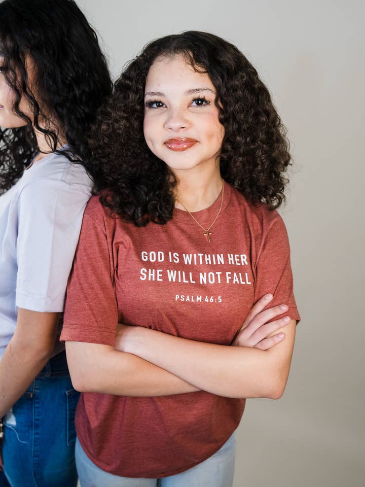 Gud er inde i hendes trendy kristne T-shirt for engroshandel hos Only Grace Company