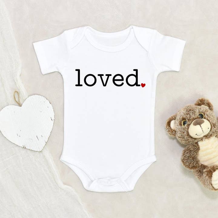 Combinaison I Am Loved Baby - Loved Baby Onesie - Vêtements de Saint-Valentin pour la vente par NewBabyWishes