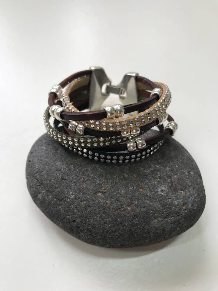 Bracelet artisanal multi-rangs pour la vente par myDemimore