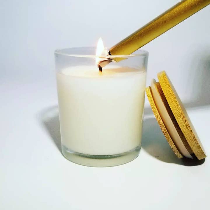 Vaso di Vetro per Candele White Label | Coperchio in Bambù | 10 oz Senza Marchio per la vendita all'ingrosso da parte di Perla López Baray