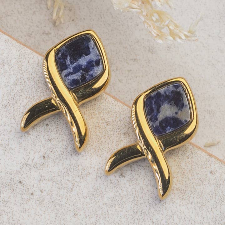 Boucles d'oreilles cloutées plaquées or pour femmes avec incrustation de lapis-lazuli, pendentif minimaliste en forme d'infini | Boucles d'oreilles Nahla pour la vente par Bear Essentials